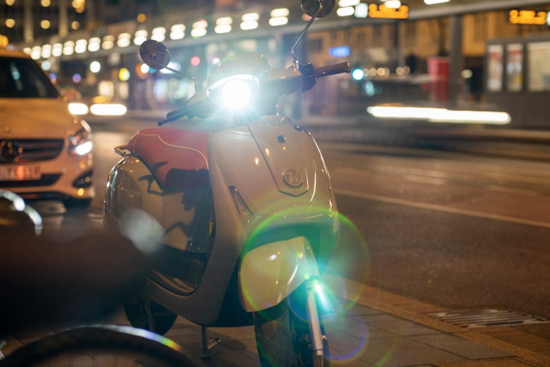 Kumpan-Roller bei Nacht 